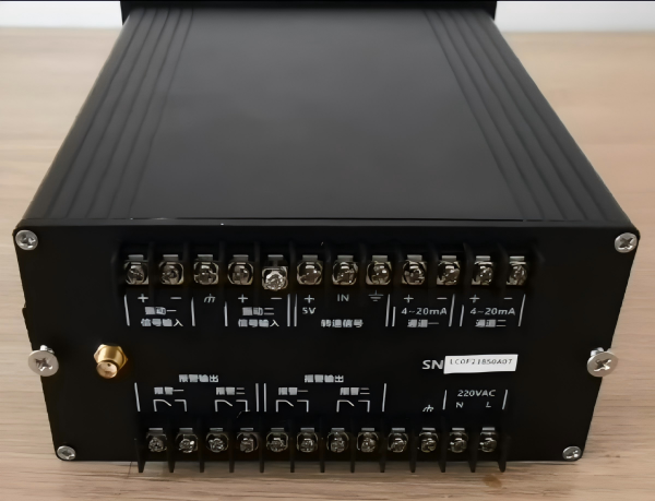 LC-580A 多功能在线振动监控终端实拍 LC-580A 多功能在线振动监控终端实拍